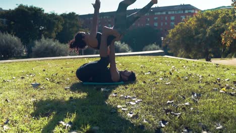 Hermosa-pareja-practicando-acro-yoga-en-la-mañana