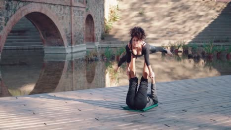 Beautiful-couple-practicing-acro-yoga-in-the-morning