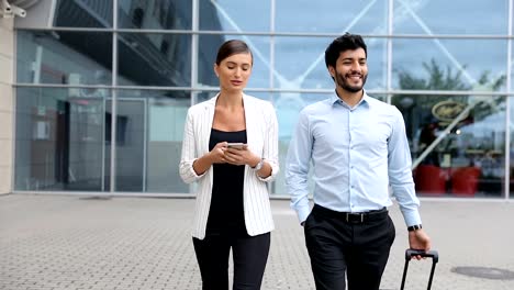 Viaje-de-trabajo.-Gente-de-negocios-usando-teléfono-caminando-en-el-aeropuerto