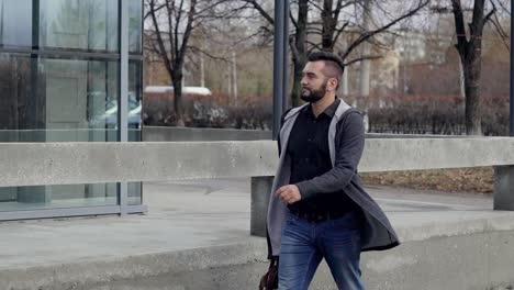 Un-hombre-de-negocios-con-un-maletín,-caminando-por-la-ciudad.-Un-hombre-camina-por-la-calle-de-negocios