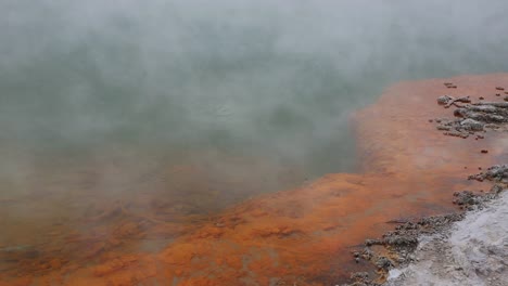 Agua-burbujeante-en-la-piscina-de-champán