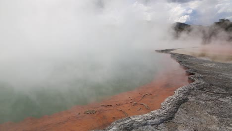 Mineralische-Kruste-der-Champagne-Pool