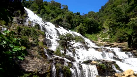 Tief-im-Wald-große-Wasserfall-am-Mae-Ya-Wasserfall,-Doi-Inthanon-Nationalpark-Chiang-Mai,-Thailand.-Super-Zeitlupe-120-fps