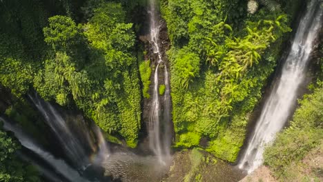 Hermosa-cascada-tropical-Bali,-Indonesia