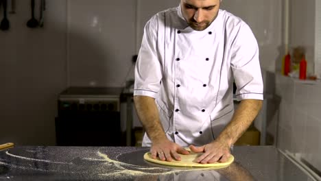 Kochen-Sie-in-der-Küche-Pizzateig-vorbereiten.-Ein-Mann-bereitet-Gebäck