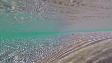 arena-bajo-las-ondas-de-agua-de-mar