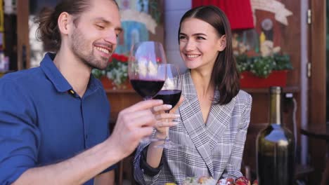 Paar,-trinken-Wein-genießen-romantisches-Abendessen-im-Restaurant