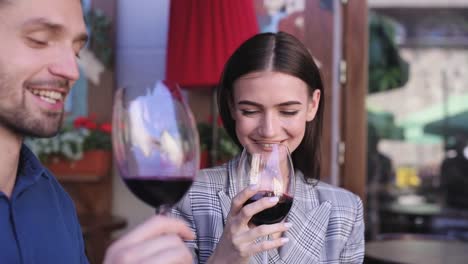 Couple-Drinking-Wine-On-Date-At-Restaurant,-People-With-Drink