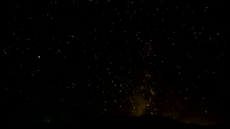 Timelapse-de-las-estrellas-de-la-noche-sobre-el-valle-del-amanecer-luz-llenar-el-valle