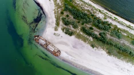 Alten-zerstörten-Schiff-am-Ufer-des-Meeres