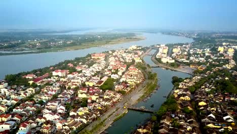 movimiento-por-encima-del-canal-de-viejo-Hoian-contra-el-río-ancho