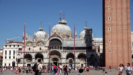 Touristen-im-Palast-oder-in-der-Kathedrale