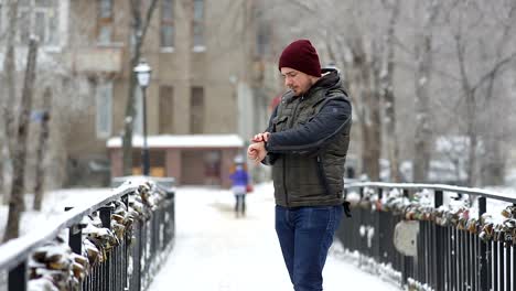 Joven,-esperando-que-alguien-en-la-ciudad-de-invierno