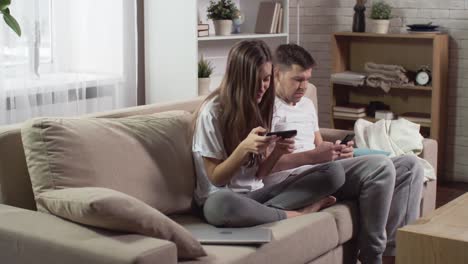 Young-Couple-Lost-in-Mobile-Phones