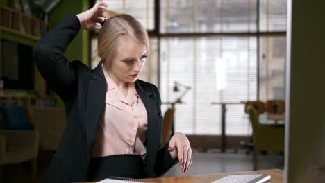 Woman-in-office-with-crumpled-paper,-get-stressed