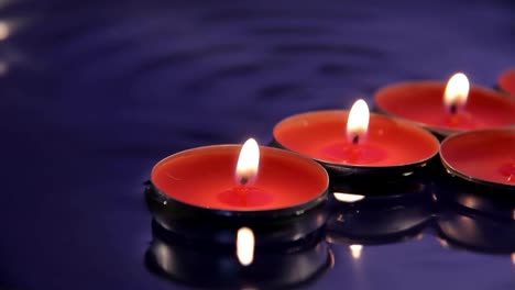 Decorativas-velas-flotantes-en-el-agua