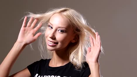 Emotionale-Mädchen-posiert-und-Blick-in-die-Kamera.-Frau-zeigen-Posen-und-Emotionen-closeup