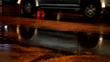 Fahrzeug-parken-am-Straßenrand-Straße-in-den-regnerischen-Tag-Wetter