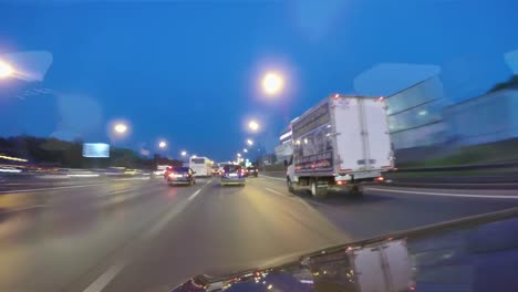 Conducir-en-una-ciudad-de-noche-calle.-Lapso-de-tiempo-de-Movimiento-borroso.-Vista-desde-fuera-de-la-cabina.