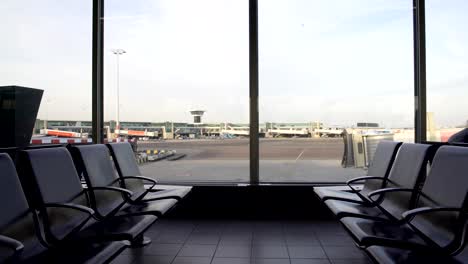 Schöne-Aussicht-auf-leeren-Plätze-am-Abflug-Lounge,-Flughafen-Terminal,-Reisen