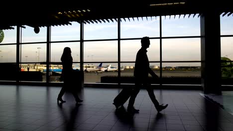 Männer-und-Frauen-mit-Gepäck-zu-Fuß-in-der-Flughafen-Terminal,-Reisen-und-Urlaub