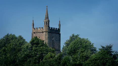 Sommer-bis-Winter-Übergang-mit-Kirche-und-Bäume