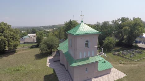 Iglesia-de-bello-paisaje-en-el-campo.-video-de-abejón