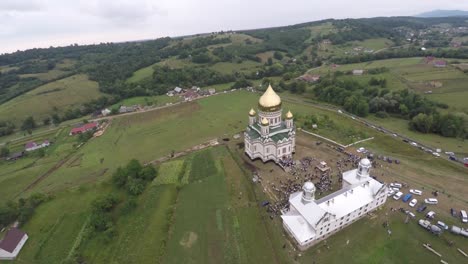 schöne-Landschaft-Kirche-auf-dem-Lande.-Drohne-video