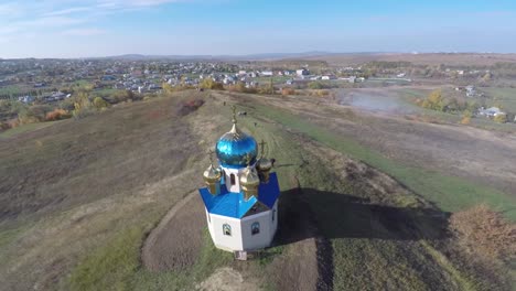 Iglesia-de-bello-paisaje-en-el-campo.-video-de-abejón