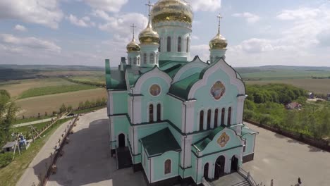 Iglesia-de-bello-paisaje-en-el-campo.-video-de-abejón