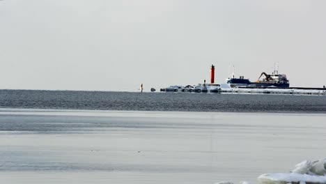 Frachtschiff-mit-Häfen-Kranbrücke-kommen-im-Hafen