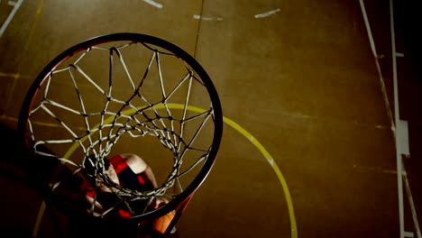 Männer-Basketball-Spieler-spielen-im-Hof-4k