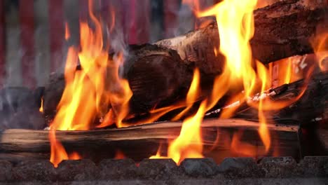 Offenes-Feuer-im-Eisen-Grill-Ofen