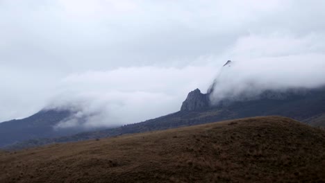 Zeit-runden-Bewegung-Nebel-aus-den-Bergen