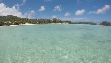 Vista-del-paisaje-del-islote-Taakoka-al-atardecer-en-la-laguna-de-Muri-en-Rarotonga,-Islas-Cook