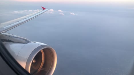 Flügel-und-Motor-vom-Flugzeug-fliegen-am-Himmel-und-Wolke-am-schönen-Blick