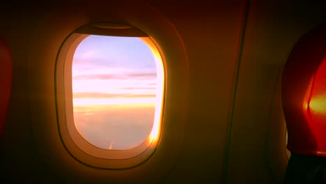 Cloud-Fenster-Flugzeug-Sitzkonzept.-Blick-in-den-Himmel-Wolke-aus-Sitz-Flugzeug-hautnah-Fenster-auf-schönen-Sonnenuntergang.-Es-himmelblau-oder-azurblauen-Himmel-und-Wolken-über-Land-tagsüber-Schönheit.