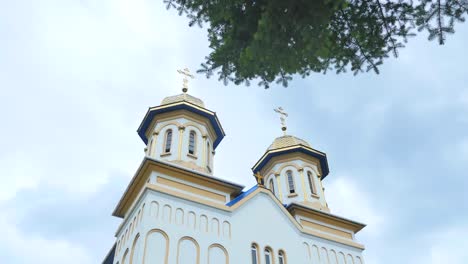 Orthodoxe-Kirche,-katholische-Kirche,-Kuppel-der-Kirche-vor-einem-blauen-Himmel,-gegen-die-SkyGolden-Kuppeln