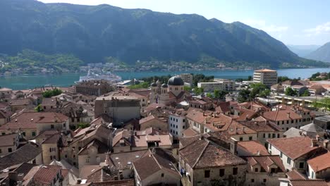 Una-hermosa-ciudad-junto-al-mar-entre-las-montañas.