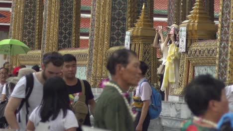 Bangkok-/-Tailandia---23-de-mayo-de-2018:-Turismo-en-Wat-Phra-Si-Rattana-Satsadaram-lenta-tiro