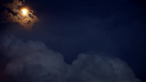 Iluminación-de-fondo-dramático-en-cielo-del-atardecer-con-nubes-oscuras-Luna-órbita-planeta-tierra.