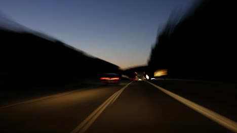 Fahren-auf-einer-Landstraße-in-der-Abenddämmerung