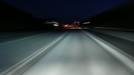 Zeitraffer-einer-Fahrt-auf-einer-deutschen-Autobahn-in-der-Abenddämmerung