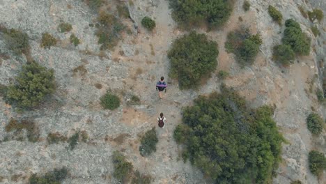 Couple-traveling-in-the-mountains