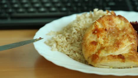 Cena-en-mesa-y-ordenador-teclado