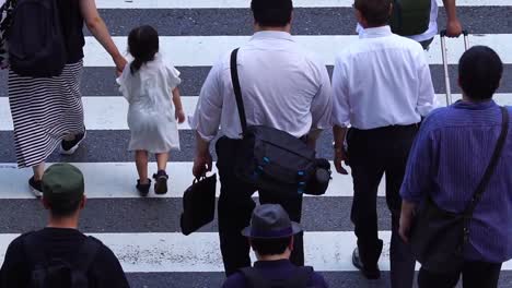 Viele-Menschen-überqueren,-Osaka-in-Japan