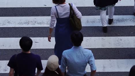 Muchas-personas-que-cruzan,-Osaka-en-Japón