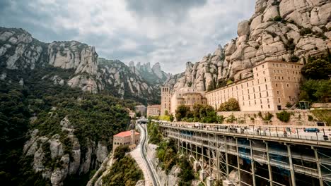 Cataluña,-España.-Santa-María-De-Montserrat.-Benedictino-abadía-en-la-montaña-de-Montserrat,-Monistrol-De-Montserrat,-en-Cataluña,-España.-Lapso-de-tiempo,-Time-lapse