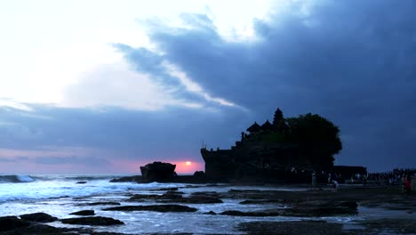 Zoom-in-Schuss-bei-Sonnenuntergang-von-Pura-Tanah-Lot-Tempel-bei-Ebbe