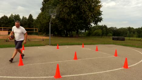 Hombre-practicando-en-baloncesto